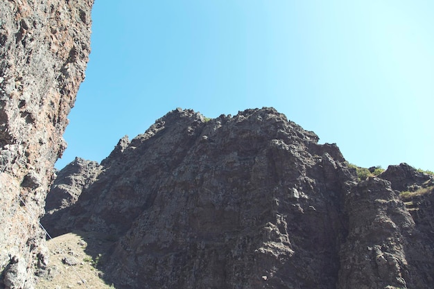 Hoher Felsen unter Himmel