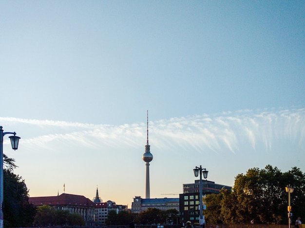 Foto hoher gebäudeteil vor bewölktem himmel