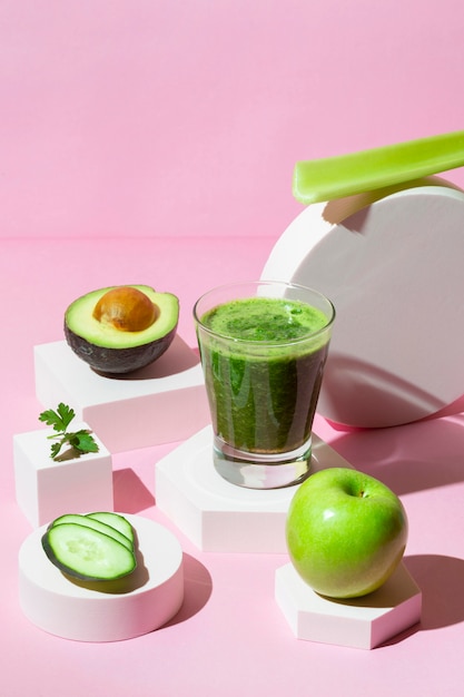 Foto hoher grüner smoothie des winkels im glas