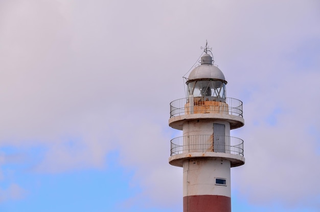 Hoher Leuchtturm nahe der Küste auf den Kanarischen Inseln
