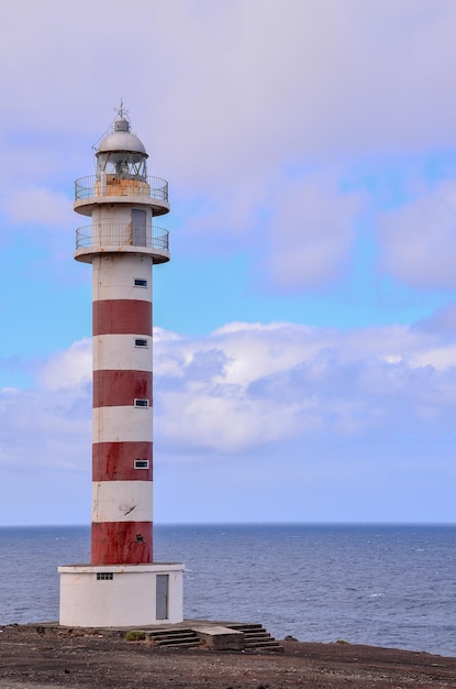 Hoher Leuchtturm nahe der Küste