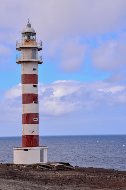 Hoher Leuchtturm nahe der Küste