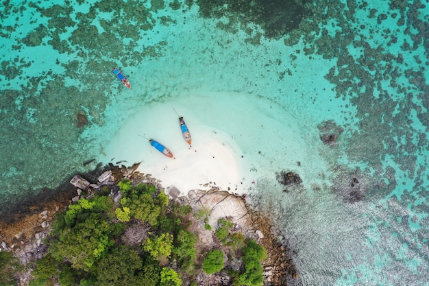 Hoher Luftüberblick über die gesamte tropische Insel