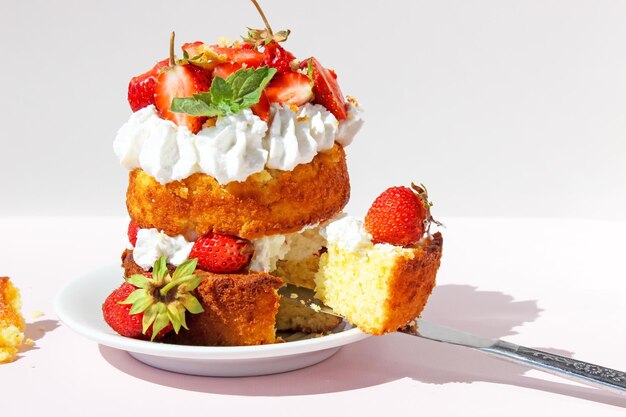 Foto hoher minikuchen mit sahne und erdbeeren