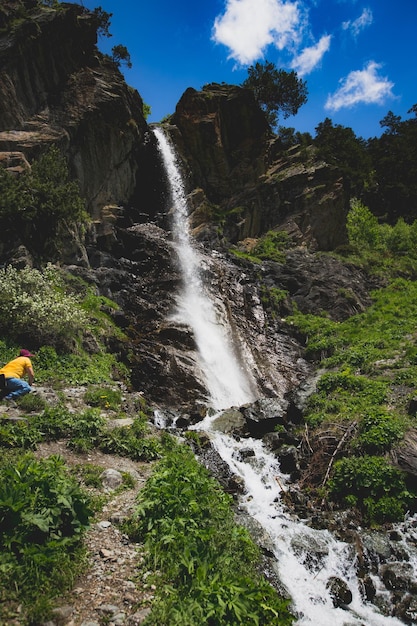 Hoher schöner Wasserfall auf den Kaukasus-Bergen