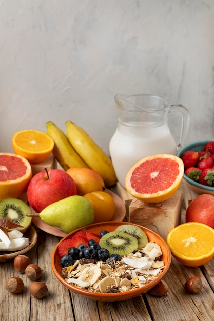 Foto hoher sortimentswinkel von früchten mit frühstückszerealien und milch