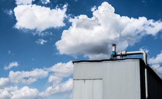Hoher Teil der gebauten Struktur gegen den Himmel