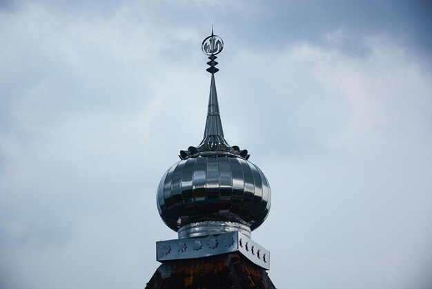 Foto hoher teil der moschee gegen bewölkten himmel