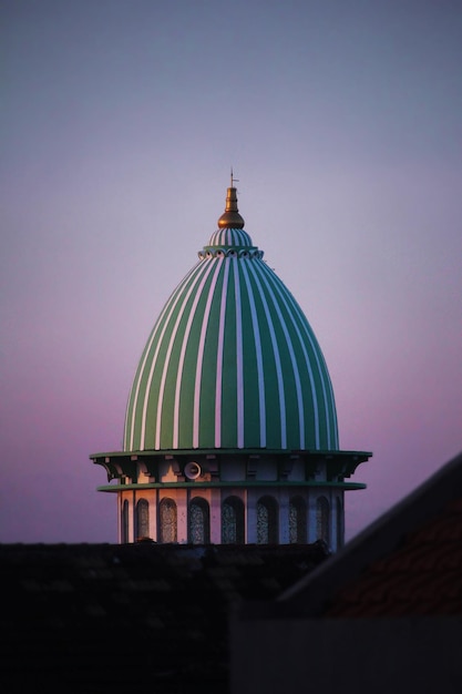 Hoher Teil der Moschee vor klarem Himmel