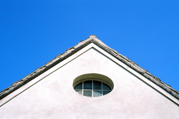 Hoher Teil des Gebäudes gegen den Himmel