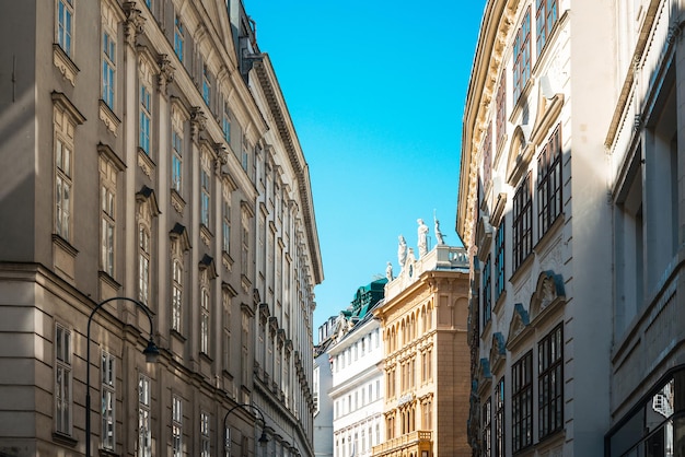 Hoher Teil von gebauten Strukturen vor klarem Himmel