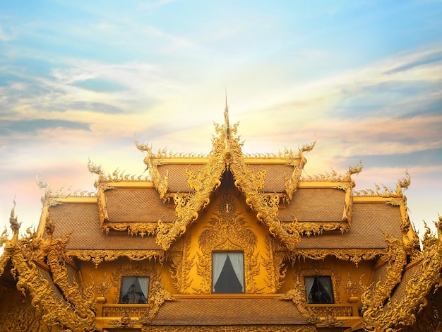 Hoher Teil von Wat Rong Khun gegen den Himmel