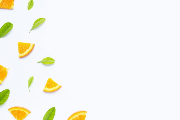 Hoher Vitamin C-Gehalt, saftig und süß. Frische orange Frucht mit Grünblättern auf Weiß.