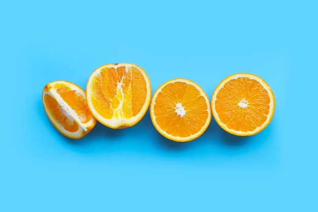 Hoher Vitamin C, saftig und süß. Frische Orangenfrucht auf blauem Tisch. Draufsicht