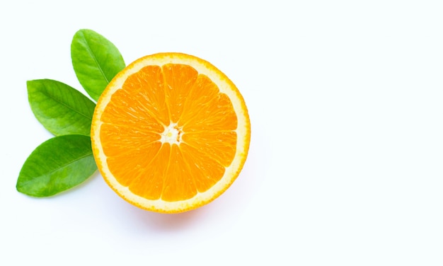 Hoher Vitamin C, saftig und süß. Frische Orangenfrucht isoliert.