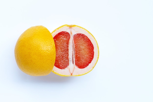 Hoher Vitamin C. Saftige Grapefruit auf weißer Wand.