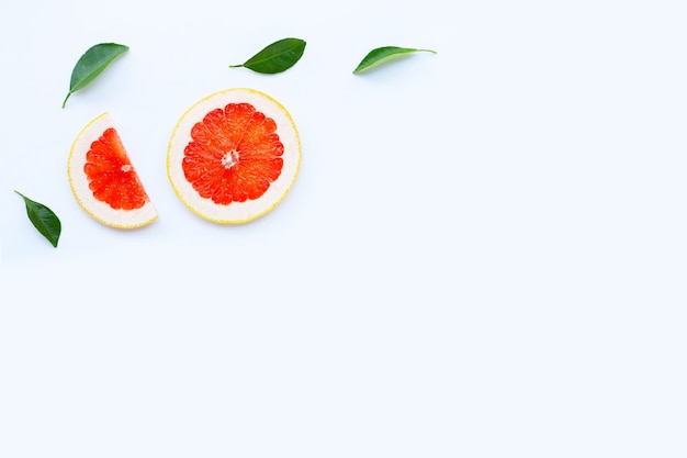Hoher Vitamin C. Saftige Grapefruitscheiben an der weißen Wand.