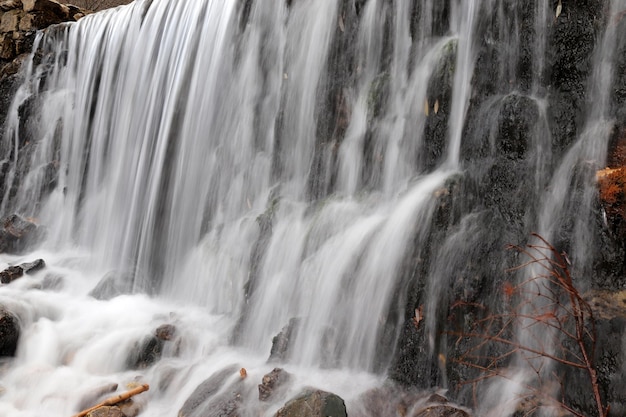 Hoher Wasserfall in unberührter Natur