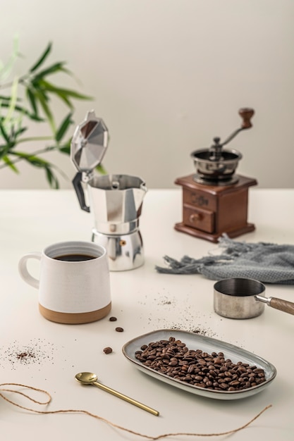 Foto hoher winkel der kaffeetasse mit mühle auf dem tisch