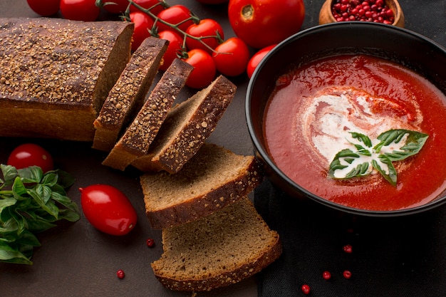 Hoher Winkel der Schüssel mit Wintertomatensuppe und Toast