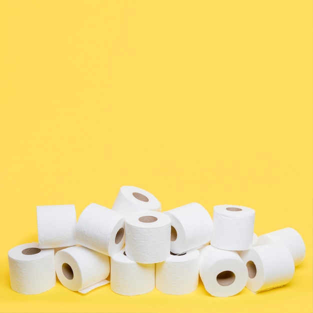 Hoher Winkel der Toilettenpapierrollen mit Kopierraum