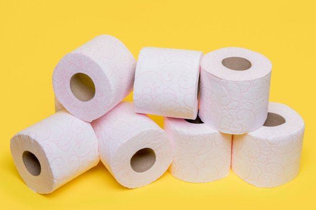 Hoher Winkel der Toilettenpapierrollen
