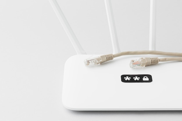 Foto hoher winkel des internet-routers mit ethernet-kabeln