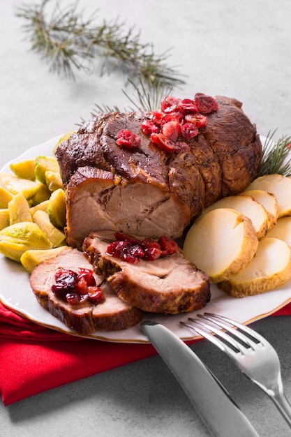 Hoher Winkel des köstlichen Weihnachtssteaks mit Gemüse