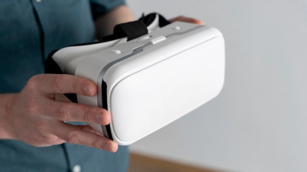 Foto hoher winkel des mannes, der virtual-reality-headset hält