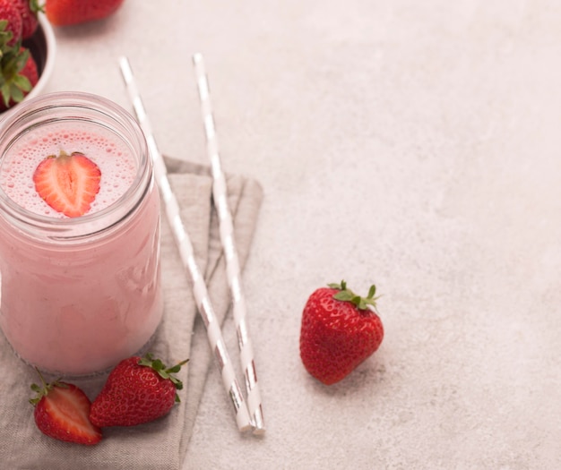 Hoher Winkel des Milchshakes mit Erdbeeren und Kopierraum