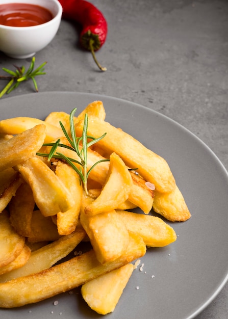 Foto hoher winkel von pommes frites auf teller