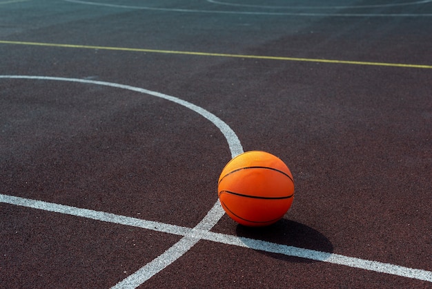 Hoher Winkelschuß der Basketballkugel