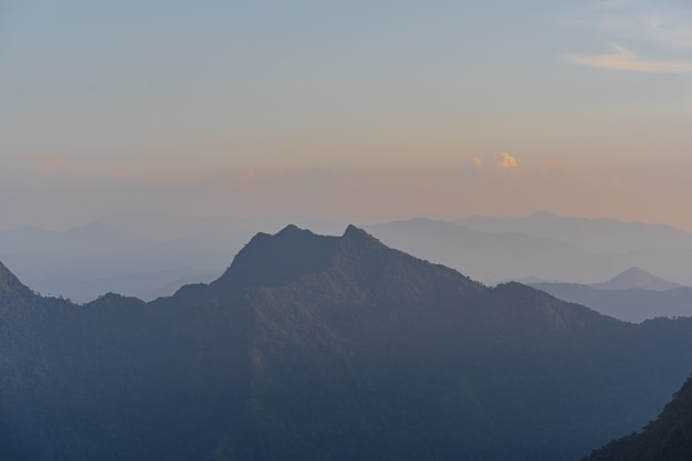 Hoher Winkelsichtpunktsonnenuntergang über Bergen und Wald