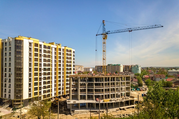 Hohes gebäude der wohnung oder des büros im bau. bauherren und turmdrehkrane