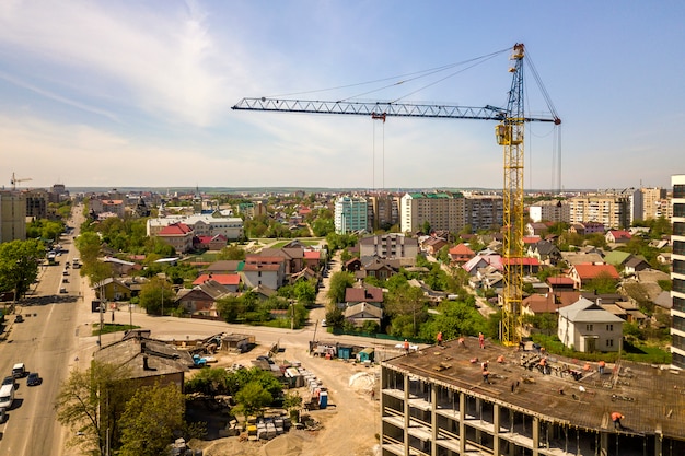 Hohes gebäude der wohnung oder des büros im bau