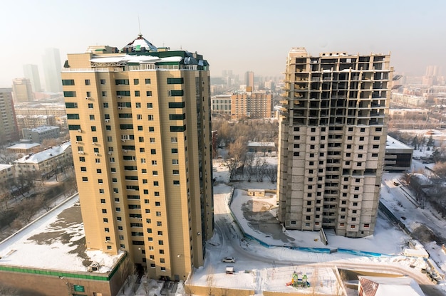 Hohes Gebäude in Astana am frühen Morgen im Hintergrund der Stadt