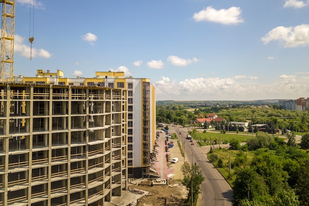 Hohes konkretes Gebäude der Wohnung oder des Büros im Bau.