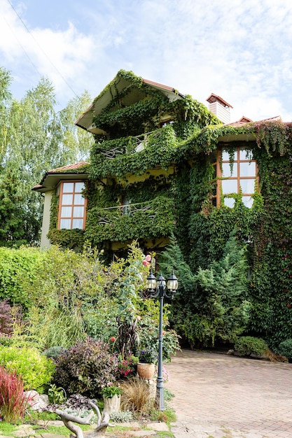 Hohes Landhaus, bewachsen mit viel Grün Öko-Wohnungen Schönes Gebäude für das Leben der Menschen