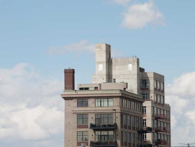 Hohes modernes Wohnhaus in Denver, Colorado.