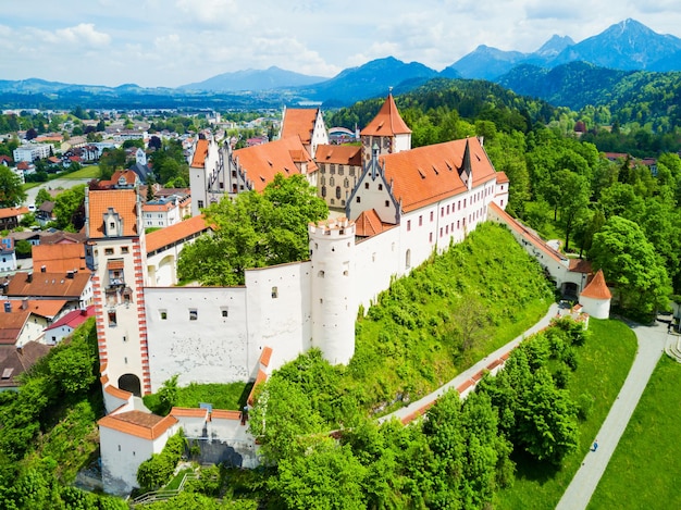 Hohes Schloss Füssen oder gotisches Hochschloss der Bischöfe Luftpanoramablick, Deutschland. Das Hohe Schloss liegt auf einer Anhöhe über der Altstadt von Füssen in Schwaben.