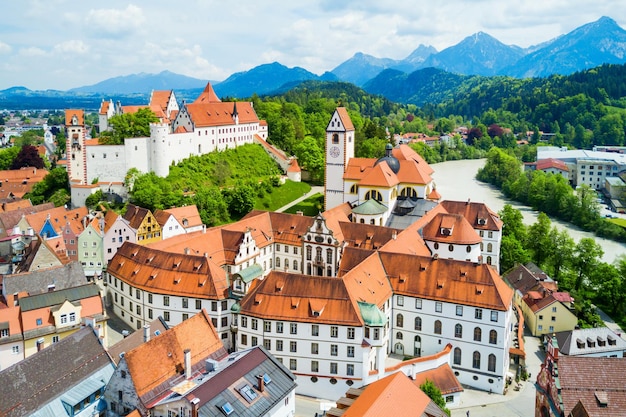 Hohes Schloss Füssen oder gotisches Hochschloss der Bischöfe und des Klosters St. Mang Abbey Antenne Panoramablick in Füssen, Deutschland