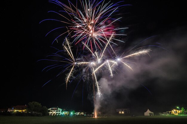 Hohes schönes Feuerwerk