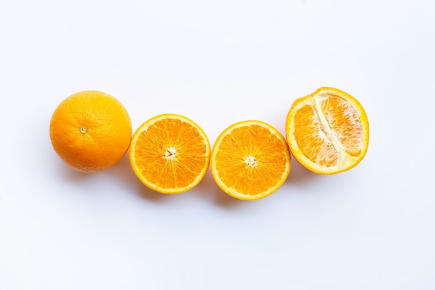 Hohes Vitamin C. Frische orange Zitrusfrucht auf Weiß