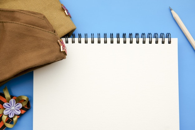 Hoja blanca de cuaderno en la tableta.