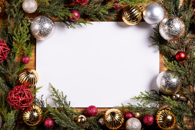 Foto hoja en blanco y marco de decoraciones navideñas