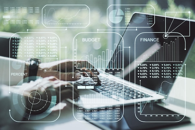 Hoja de cálculo de datos de análisis creativo abstracto con las manos escribiendo en una computadora portátil en el concepto de análisis y análisis de fondo Multiexposición