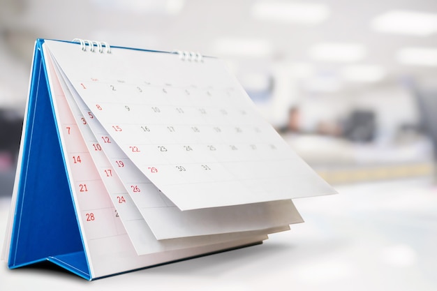 Hoja de cambio de página de calendario en el interior de la mesa de oficina