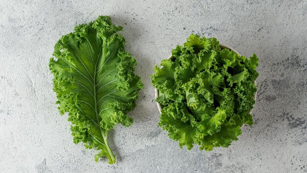 Hoja de col verde y ensalada vista de arriba