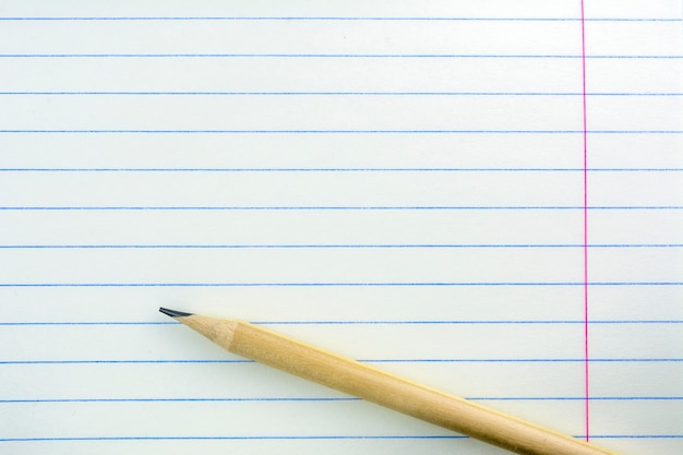 Hoja de un cuaderno escolar en la gama. El lápiz está en la hoja.