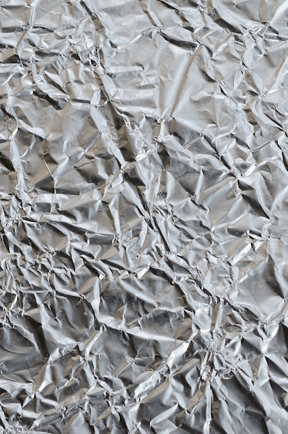 Foto hoja delgada arrugada de papel aluminio estañado triturado fondo